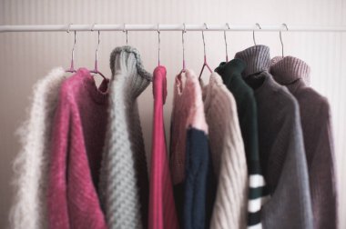 Örgü süveter askısı olan açık bir dükkan. Kış mevsimi. 