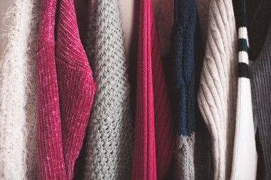 Örgü giysiler mağazada askıda asılı duruyor. Kış mevsimi. 