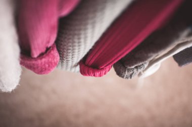 Farklı renklerde örülmüş süveterler. Kış mevsimi. Seçici odak. 