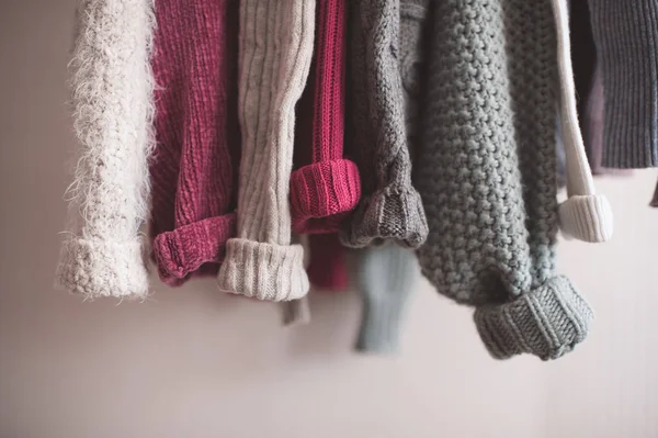 소매가 뜨개질 실내에 옷걸이에 놓는다 — 스톡 사진