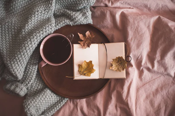 Tasse Thé Noir Avec Carnet Ouvert Sur Plateau Bois Pull — Photo