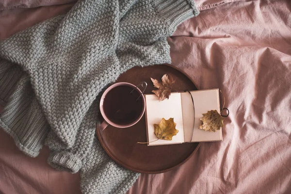 Tasse Thé Noir Avec Carnet Ouvert Sur Plateau Bois Pull — Photo