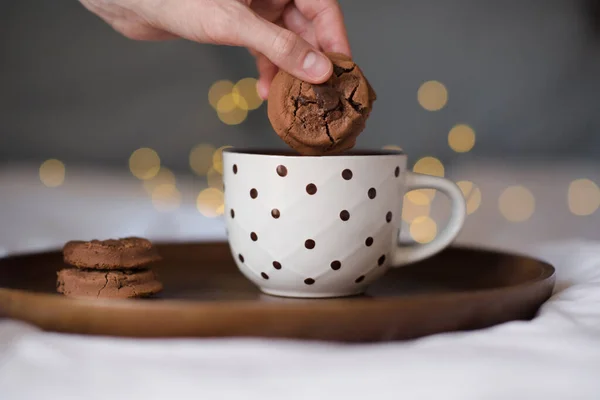 Biscoito Chocolate Com Leite Quente Xícara Bandeja Madeira Sobre Luzes — Fotografia de Stock