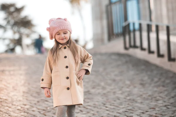 Stijlvol Blond Meisje Van Jaar Met Casual Kleding Gebreide Muts — Stockfoto