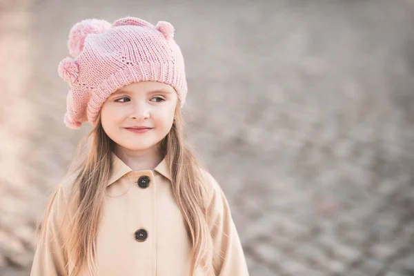 Menina Bonito Anos Idade Usando Chapéu Malha Casaco Bege Parque — Fotografia de Stock