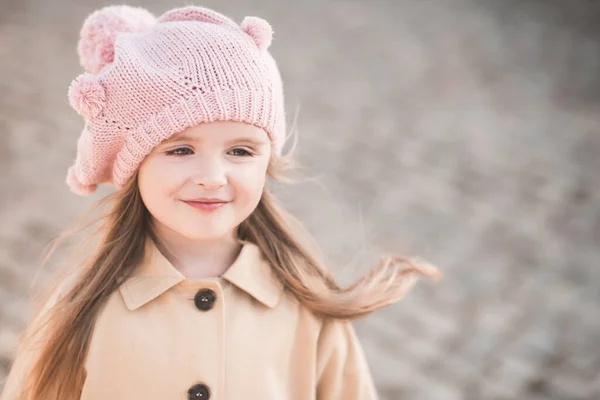 Linda Niña Años Edad Con Sombrero Punto Abrigo Beige Parque —  Fotos de Stock