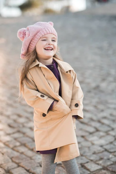 赤ちゃんの女の子を笑顔3 4歳のトレンディーな冬のコートを着て 屋外の公園を歩くニット帽を閉じます 子供の頃 秋のシーズン — ストック写真