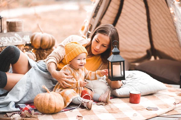 Matka Drží Dítě Dívka Let Pózování Venku Podzimní Sezónu Dekorace — Stock fotografie