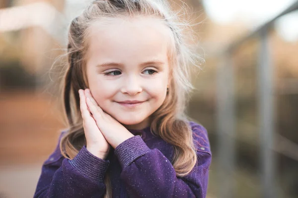 Güler Yüzlü Sarışın Kız Bebek Yaşında Park Arka Planında Poz — Stok fotoğraf