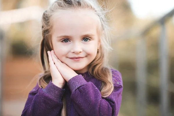 Uśmiechnięta Blondynka Dziewczynka Roku Życia Pozowanie Świeżym Powietrzu Nad Miastem — Zdjęcie stockowe