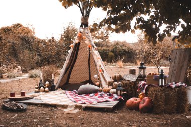 Işıklı, balkabaklı ve saman yığınlı şık bir çadır. Sonbahar mevsimi. 