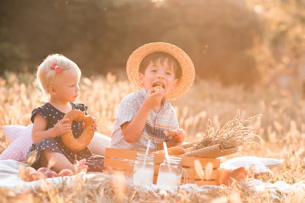 Ragazzi Divertenti Che Mangiano Pane All Aperto Davanti Alle Luci — Foto Stock