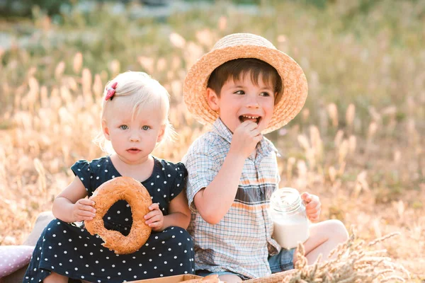 Holčička Kluk Jedí Venku Chleba Dětství Snídaně Dobré Ráno — Stock fotografie