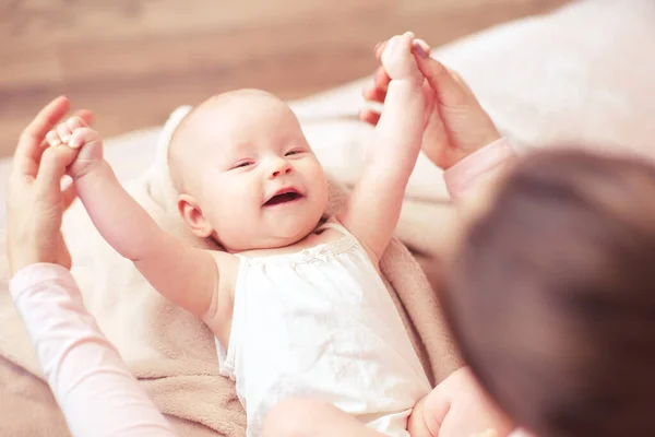 Happy Baby Girl Having Fun Mother Holding Her Hands Bed — Stock Photo, Image