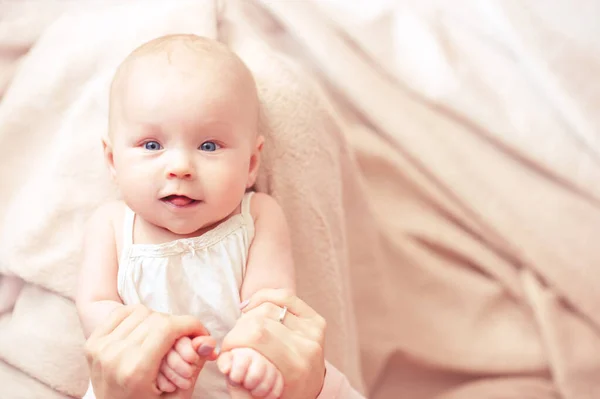 Rolig Tjej Som Ligger Sängen Och Håller Mammas Händer Moderskap — Stockfoto