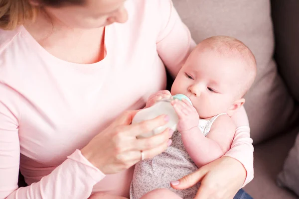 Mutter Füttert Baby Mädchen Auf Händen Zimmer Liegend Mutterschaft Kindheit — Stockfoto