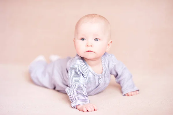 かわいい赤ちゃんがベッドで這い おはようございます — ストック写真