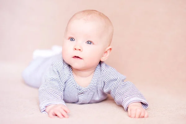 Bebê Bonito Meses Idade Rastejando Cama Desviar Olhar Infância — Fotografia de Stock