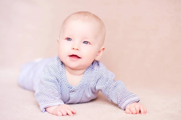 Lächelnder Kleiner Junge Der Großaufnahme Bett Liegt Kindheit — Stockfoto