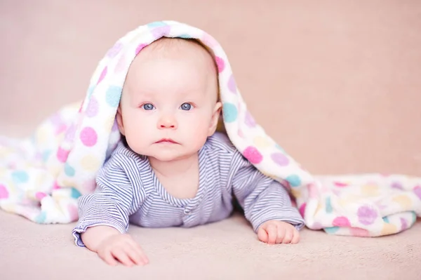 Lindo Bebé Meses Edad Acostado Bajo Toalla Primer Plano Cama —  Fotos de Stock