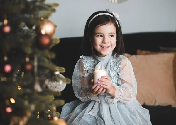 笑顔の子供の女の子4 5歳のクリスマスツリーの下に部屋の装飾が閉じられて座っている 冬休み — ストック写真