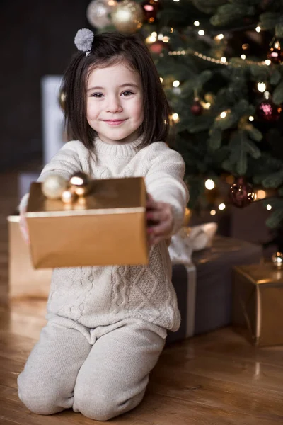 笑顔の子供の女の子4 5歳のクリスマスツリーの下に部屋の装飾が閉じられて座っている 冬休み — ストック写真