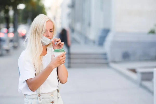 Blonde Beautiful Woman Year Old Holding Paper Coffee Cup Wearing — Stock Photo, Image