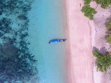 Geleneksel tekne ile yukarıdan Pink Beach görünümü 