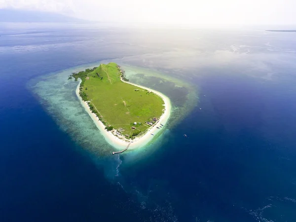 Mała tropikalna wyspa z białym zielonym sawanny i piaszczystej plaży. — Zdjęcie stockowe