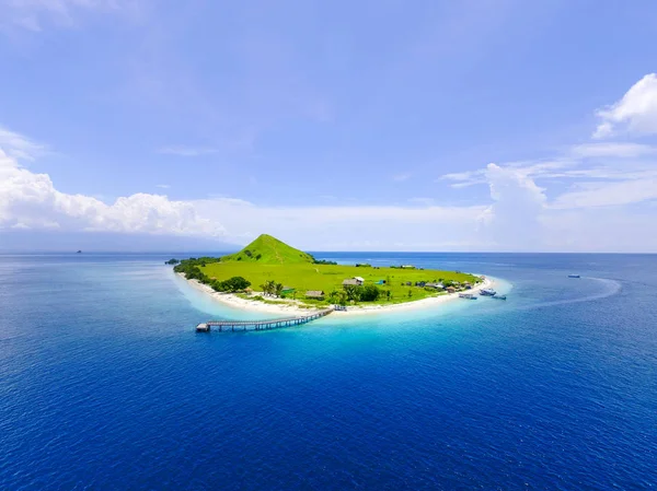 Pequeña isla tropical con sabana verde blanca y playa de arena . —  Fotos de Stock