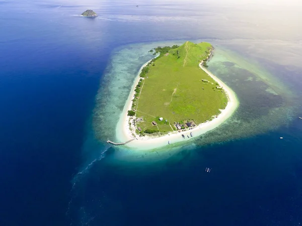 Mała tropikalna wyspa z białym zielonym sawanny i piaszczystej plaży. — Zdjęcie stockowe