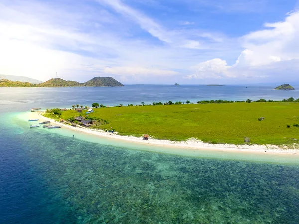Pequeña isla tropical con sabana verde blanca y playa de arena . —  Fotos de Stock