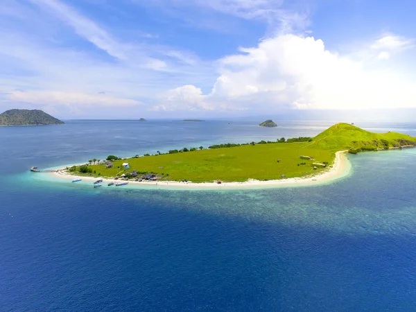 Pequeña isla tropical con sabana verde blanca y playa de arena . —  Fotos de Stock