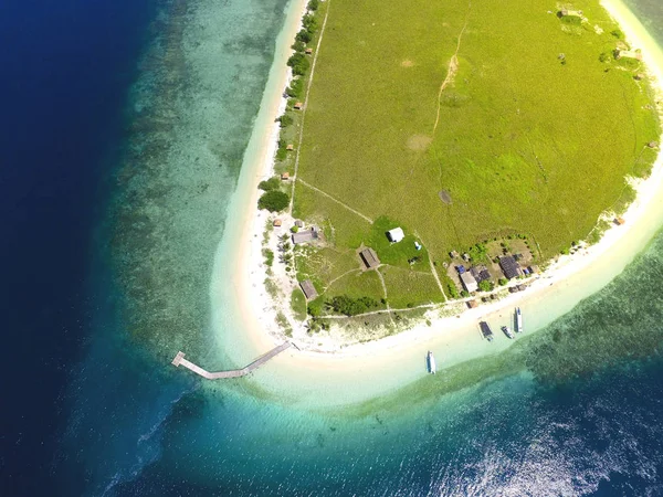 Mała tropikalna wyspa z białym zielonym sawanny i piaszczystej plaży. — Zdjęcie stockowe