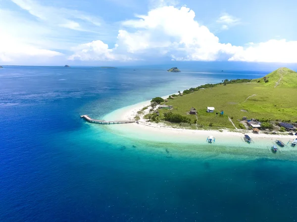 Pequeña isla tropical con sabana verde blanca y playa de arena . — Foto de Stock