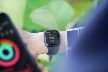 Bali Endonezya 2 Haziran 2020: Apple Watch, Apple Inc. 'nin tasarladığı, geliştirdiği ve pazarladığı bir kadın eli..