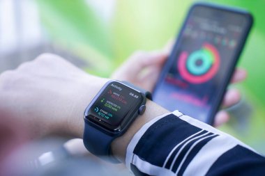 Bali Endonezya 2 Haziran 2020: Apple Watch, Apple Inc. 'nin tasarladığı, geliştirdiği ve pazarladığı bir kadın eli..
