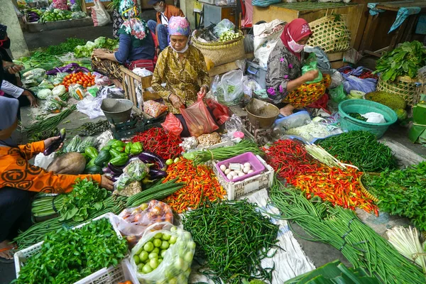 印度尼西亚日惹2020年6月3日 印尼传统蔬菜市场的卖家 在传统市场上展示新鲜水果和蔬菜 — 图库照片
