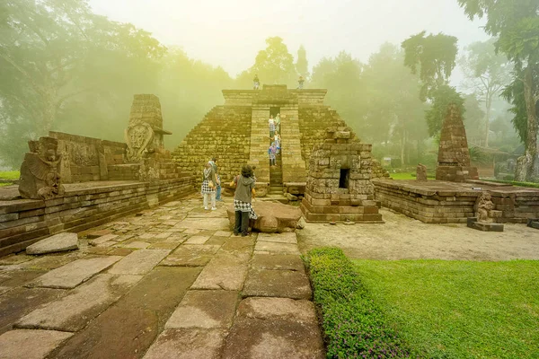 Indonesia June 2020 Tourist Enjoying Cetho Temple Morning Hindu Temple — Stock Photo, Image