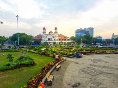Semarang şehrinin iki ana simgesi olarak Tugu Muda Anıtı ve Lawang Sewu Müzesi