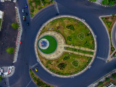 Semarang şehrinin iki ana simgesi olarak Tugu Muda Anıtı ve Lawang Sewu Müzesi