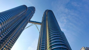 KUALA LUMPUR 11 Mayıs 2019: Gökdelenler Petronas İkiz Kuleleri ve gökyüzü köprüsü Kuala Lumpur, Malezya. Malezya 'nın en popüler turizm merkezi.