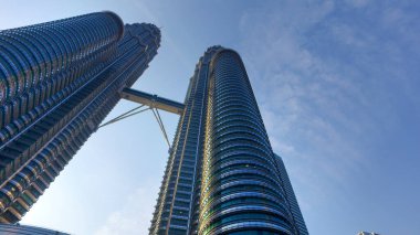 KUALA LUMPUR 11 Mayıs 2019: Gökdelenler Petronas İkiz Kuleleri ve gökyüzü köprüsü Kuala Lumpur, Malezya. Malezya 'nın en popüler turizm merkezi.