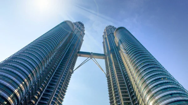 クアラルンプール2019年5月11日 マレーシア クアラルンプールの晴れた日にペトロナスツインタワーと空の橋を高層ビル マレーシアの首都で最も人気のある観光名所 — ストック写真