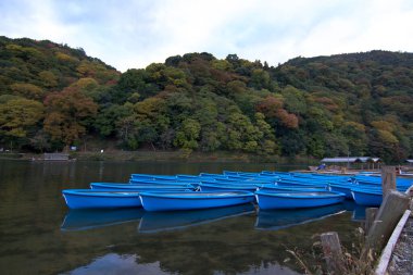 Birçok tekne güzel parkta, Hozu nehri Arashiyama Kyoto, Japonya 'da..