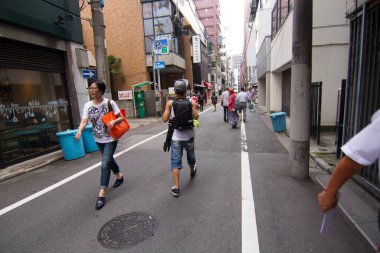 19 Mayıs 2018: Shinjuku Kabukicho Tokyo 'da yürüyen adam