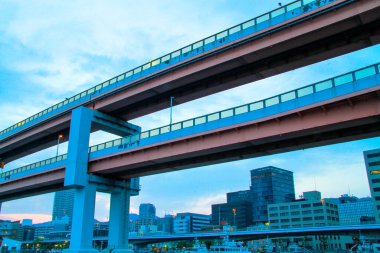 Japonya 'da mavi gökyüzü arka planına sahip Panorama Köprüsü