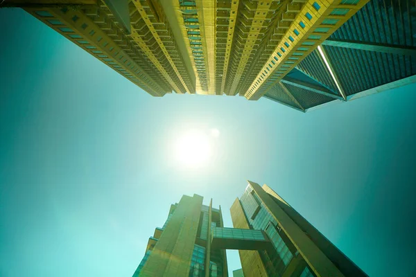 青い空を背景にアジアの高層ビルを一望できます ストック画像