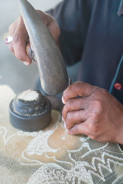 Yogyakarta Indonesia July 2018 Close Hand Making Wayang Kulit Традиційна Ліцензійні Стокові Зображення