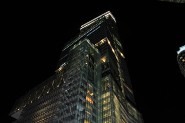 Osaka, Japonya 'da geceleri gökdelenin alt manzarası